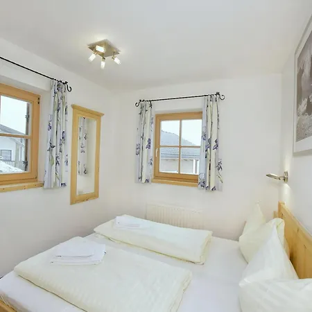 In Austria Near Bus And Sauna 木屋 瓦尔德平古